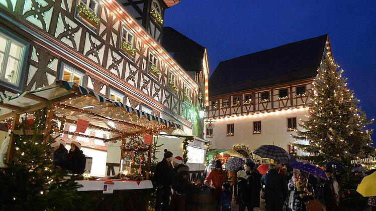 Auf dem Zeiler Marktplatz mit dem Rathaus (rechts)