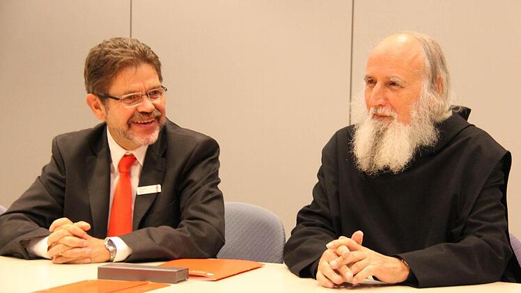 Siegfried Wölki (links) mit Pater Anselm Grün. Foto: Simone Bastian