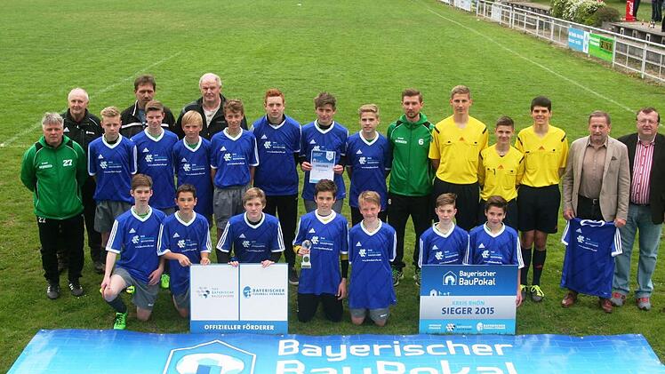 Siegerehrung beim Baupokal mit dem Siegerteam des TSV Wollbach sowie den BFV-Funktionären und Schiedsrichtern. Foto: BFV