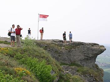 Beide Kreise besitzen Berge: Der Staffelberg (im Bild) wird von den Südtirolern zwar nicht ganz ernst genommen, aber er ist immerhin eine markante Felsformation, die typisch ist für den Kreis Lichtenfels. Die Südtiroler haben da freilich ganz andere Gipfel und Zinnen. Foto: Matthias Einwag