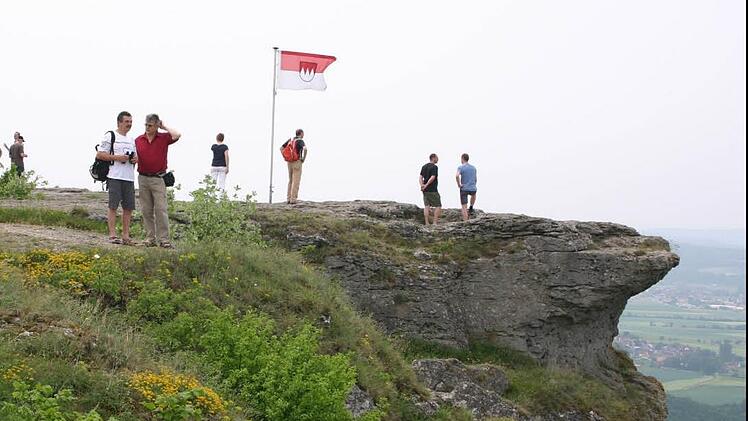 Beide Kreise besitzen Berge: Der Staffelberg (im Bild) wird von den Südtirolern zwar nicht ganz ernst genommen, aber er ist immerhin eine markante Felsformation, die typisch ist für den Kreis Lichtenfels. Die Südtiroler haben da freilich ganz andere Gipfel und Zinnen. Foto: Matthias Einwag