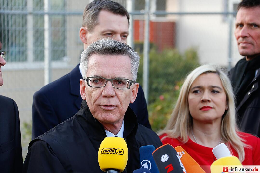 Bundesinnenminister Thomas de Maizière (CDU) hat das Balkanzentrum in Bamberg besucht
