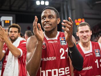 Die Bamberger Spieler um Darius Miller freuen sich auf das Pokal-Halbfinale gegen München. Foto: dpa
