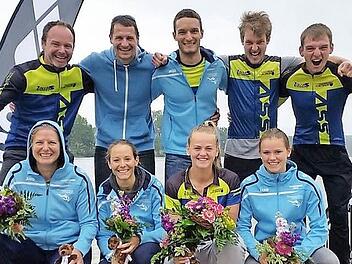 Die SSV-Damen (v. li.) Juliane Hillmann, Lena Drummer, Hanna Krau&szlig; und Vera Krammel sowie die Forchheimer Herren (v. li.) Thomas Schmidt, Andreas Maiwald, Michael Stirnwei&szlig;, Florian Teichmann und Matthias T&uuml;rk freuten sich gemeinsam &uuml;ber gute Leistungen bei ihren Triathlon-Wettk&auml;mpfen in Waging am See.