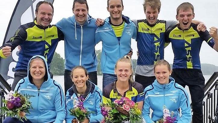 Die SSV-Damen (v. li.) Juliane Hillmann, Lena Drummer, Hanna Krau&szlig; und Vera Krammel sowie die Forchheimer Herren (v. li.) Thomas Schmidt, Andreas Maiwald, Michael Stirnwei&szlig;, Florian Teichmann und Matthias T&uuml;rk freuten sich gemeinsam &uuml;ber gute Leistungen bei ihren Triathlon-Wettk&auml;mpfen in Waging am See.