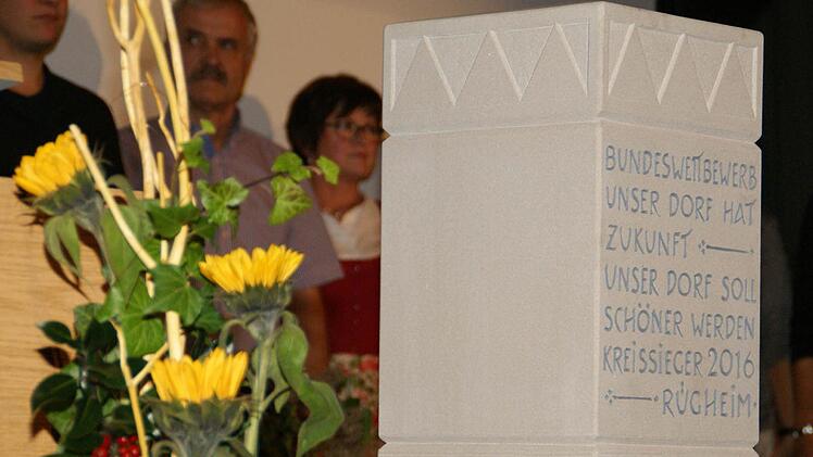 Das schmucke Rügheim wird künftig noch durch die Sandsteinstele geschmückt, die alle Kreissieger im Dorfwettbewerb erhalten. Drei weitere Seiten stehen noch für Beschriftungen zur Verfügung für die Runden auf Bezirks-, Landes- und Bundesebene.