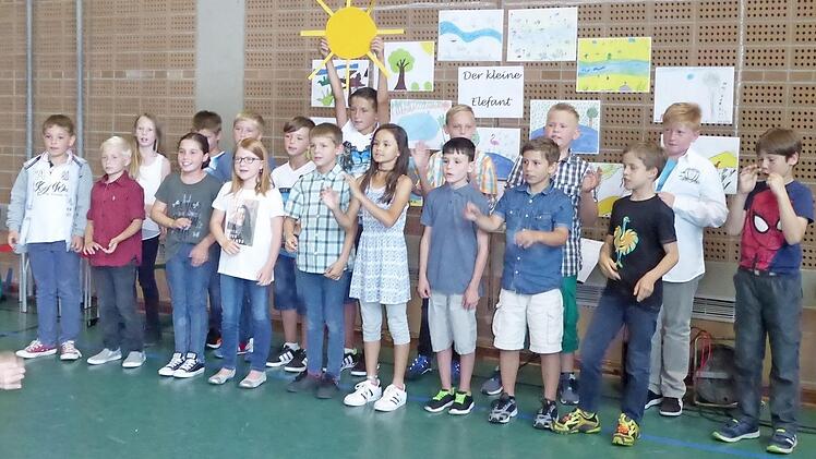 Auch die Sänger der 3. Klasse erhielten viel Beifall für ihre Beiträge. Foto: Heidi Amon