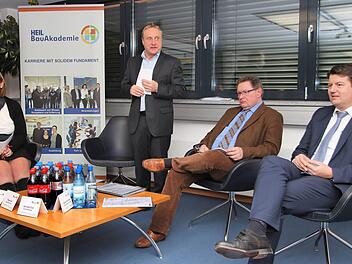 "Neujahrstalk" der Heil Bauakademie und der Frauenunion des Landkreises: Von links nach rechts: die Leiterin der Akademie Nikola Renner-Knopp, Geschäftsführer Peter Heil, Staatssekretär Gerhard Eck und Landtagsabgeordneter Sandro Kirchner. Dieter Britz