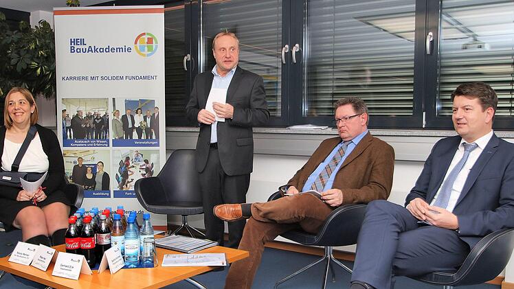 "Neujahrstalk" der Heil Bauakademie und der Frauenunion des Landkreises: Von links nach rechts: die Leiterin der Akademie Nikola Renner-Knopp, Geschäftsführer Peter Heil, Staatssekretär Gerhard Eck und Landtagsabgeordneter Sandro Kirchner. Dieter Britz