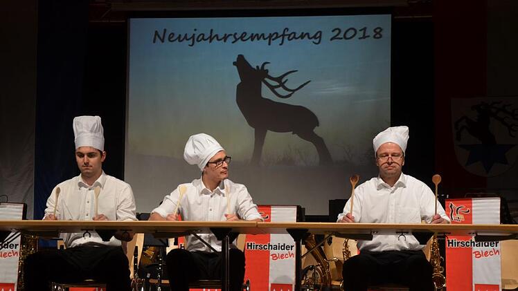 Das Percussion Ensemble vom "Hirschaider Blech" kann auch mit Kochlöffeln die Gäste unterhalten.