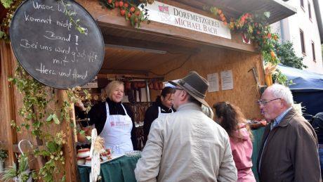 Zugreifen heißt es deshalb am 13. und 14. Oktober 2018: 50 Metzger, Bäcker, Brenner, Winzer und Direktvermarkter präsentieren entlang der malerischen  Marktstraße des Luftkurorts ihre handwerklich erzeugten Spezialitäten.  Tonya Schulz