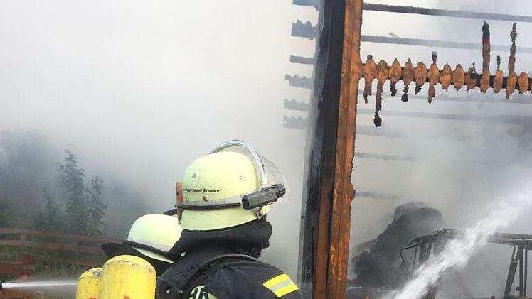 Beim Brand in Höfles. Foto: Feuerwehr Kronach/Gerwin Lieb