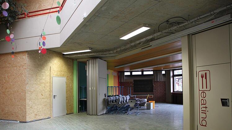 Um die Schüler vor Staub und Lärm zu schützen, haben die Bauarbeiter eine Trennwand (links) mitten durch das Schulgebäude gezogen. Hier der Blick in die Aula Foto: Ulrike Müller