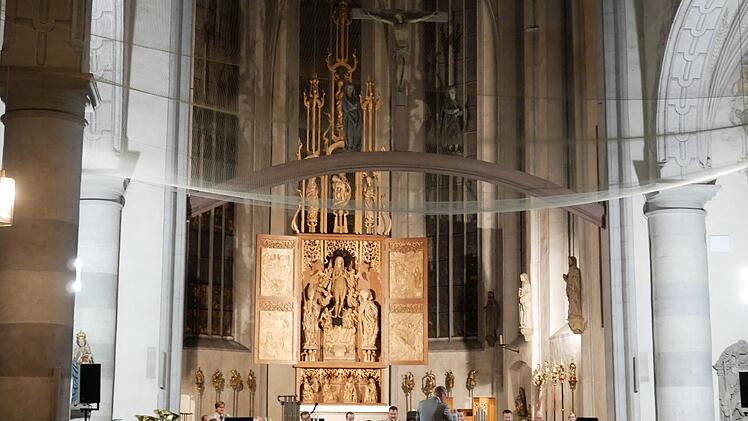 Das Heeresmusikkorps Veitshöchheim gab in der Münnerstädter Stadtpfarrkirche ein Benefizkonzert zugunsten der geplanten Kirchenrenovierung. Dass diese ansteht, konnten Musiker wie Besucher am Sicherheitsnetz erkennen, das den Kirchenraum  seit langem überspannt. Foto: Heike Beudert