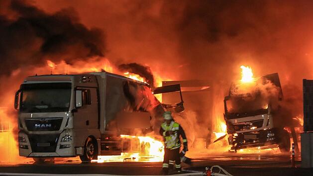 In Strullendorf brannten in der Nacht auf Sonntag mehrere Lastkraftwagen auf einem Firmengel&auml;nde. Der L&ouml;scheinsatz dauerte bis in die Morgenstunden. Die Polizei geht von Brandstiftung aus. Jetzt ist ein anonymes Bekennerschreiben aufgetaucht - darin werden weitere Anschl&auml;ge angedroht. Foto: NEWS5/Merzbach