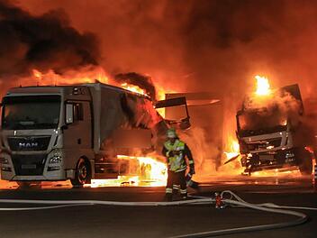 In Strullendorf brannten in der Nacht auf Sonntag mehrere Lastkraftwagen auf einem Firmengelände. Der Löscheinsatz dauerte bis in die Morgenstunden. Die Polizei geht von Brandstiftung aus. Jetzt ist ein anonymes Bekennerschreiben aufgetaucht - darin werden weitere Anschläge angedroht. Foto: NEWS5/Merzbach