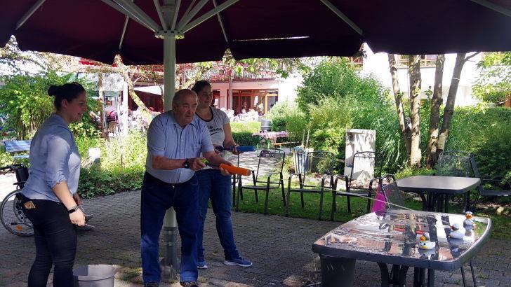 Josef Engelhardt übt sich mit seinen Enkelinnen im Wasserspritzen. Heike Schülein