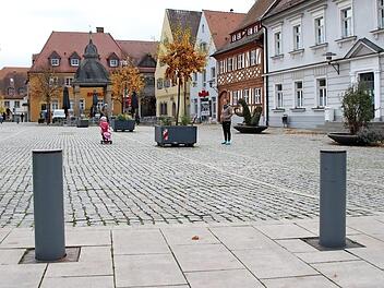 Die Absperrpfosten am Höchstadter Marktplatz sorgen seit Jahren für Diskussionen. Fotos: Andreas Dorsch