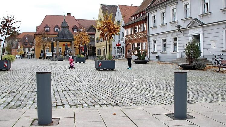 Die Absperrpfosten am Höchstadter Marktplatz sorgen seit Jahren für Diskussionen. Fotos: Andreas Dorsch