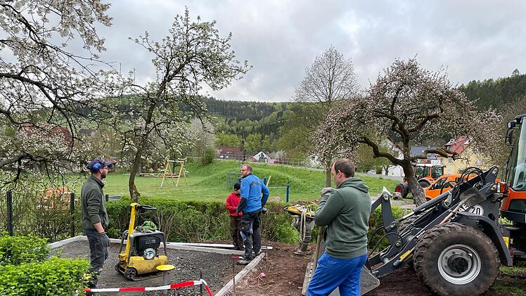 Mit großem ehrenamtlichen Einsatz haben die Oberbacher einen neuen Spielplatz gebaut.Foto: Gerd Kleinhenz