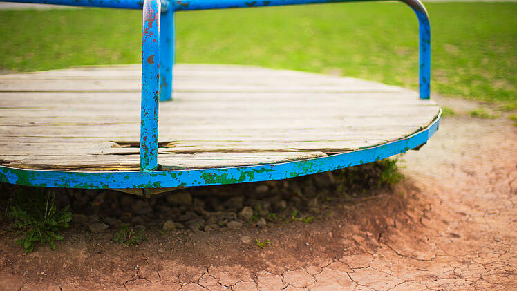 Karussell auf Kinderspielplatz.