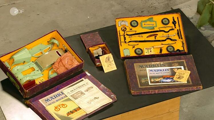 Jos van Katwijk freute sich "riesig" &uuml;ber zwei Auto-Bauk&auml;sten der Firma M&auml;rklin.