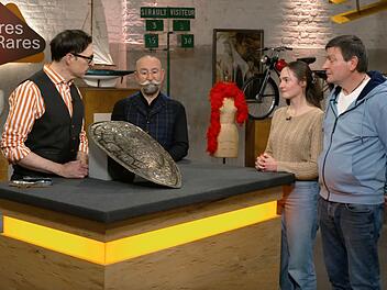 In der Montagsausgabe der ZDF-Tr&ouml;delshow "Bares f&uuml;r Rares" sorgte ein r&auml;tselhaftes Prunkschild f&uuml;r gro&szlig;e Augen.