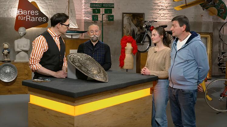 In der Montagsausgabe der ZDF-Tr&ouml;delshow "Bares f&uuml;r Rares" sorgte ein r&auml;tselhaftes Prunkschild f&uuml;r gro&szlig;e Augen.