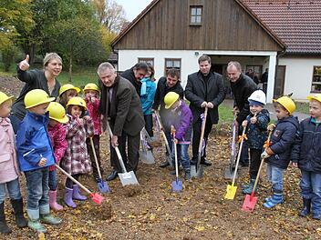 Jung und Akt beim Spatenstich für die neue Kinderkrippe in  Hallerndorf Foto: Erlwein