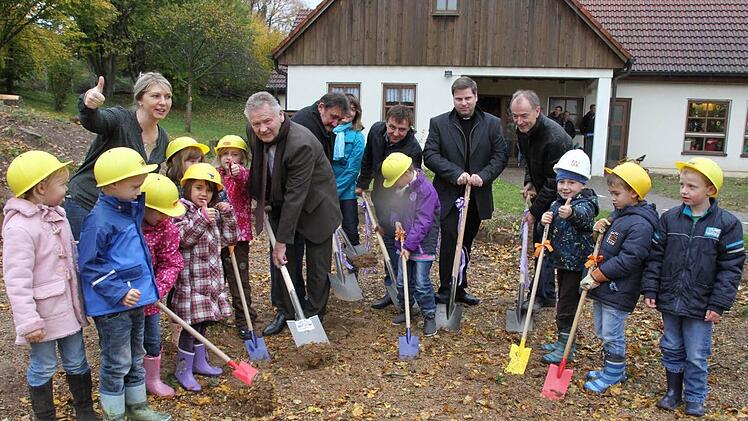 Jung und Akt beim Spatenstich für die neue Kinderkrippe in  Hallerndorf Foto: Erlwein