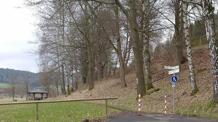 Aus dem Hang am Sauerbrunnen fließt sommers wie winters Wasser, das im vergangenen Winter auf der Straße zu dicken Eisschollen gefror. KBürger schlugen vor, mit einer Rinne Abhilfe zu schaffen.