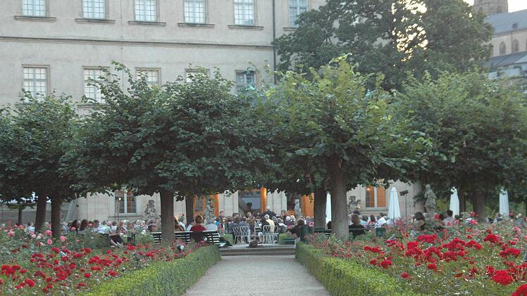 Zwischen Pavillon und den Rosenbeeten sitzen die Zuhörer. Foto: privat