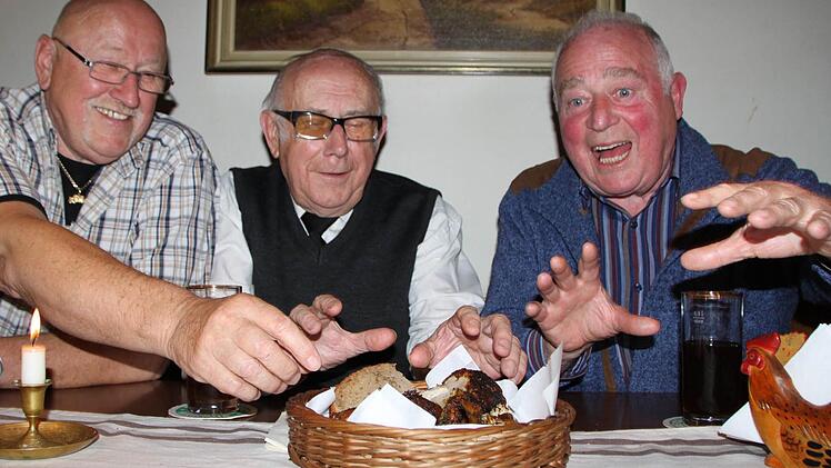 Da verliert Mann jede Zurückhaltung: Erhard Löser, Otto Schreiner und Fritz Knüttel stürzen sich aufs frisch gebratene Hähnchen. Fotos: Ulrike Müller