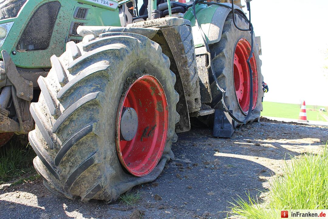 Traktor überschlägt sich bei Lankendorf - Fahrer schwer verletzt