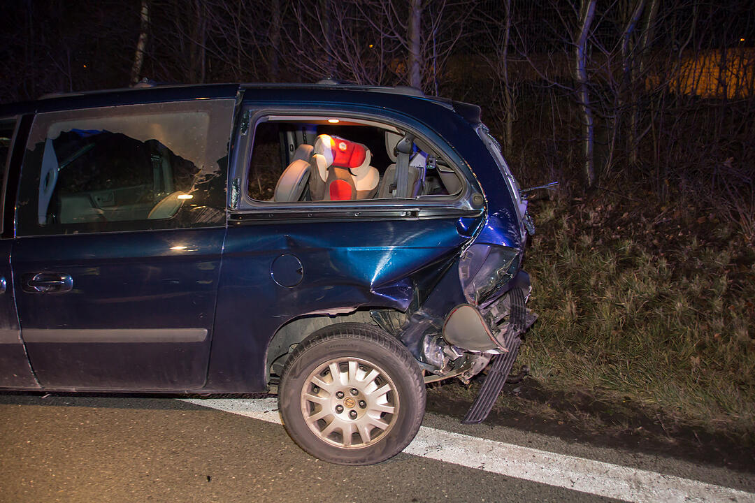 77-Jährige gerät in Gegenverkehr: Unfall mit drei Verletzten auf der B2