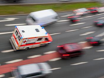 Bei Fahrten mit Blaulicht ist bei Rettungskräften höchste Vorsicht geboten. Denn eine schnelle Rettungsgasse bilden andere Verkehrsteilnehmer nicht immer. Symbolbild: NEWS5/Grundmann