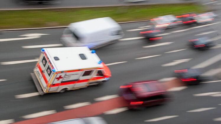 Bei Fahrten mit Blaulicht ist bei Rettungskräften höchste Vorsicht geboten. Denn eine schnelle Rettungsgasse bilden andere Verkehrsteilnehmer nicht immer. Symbolbild: NEWS5/Grundmann