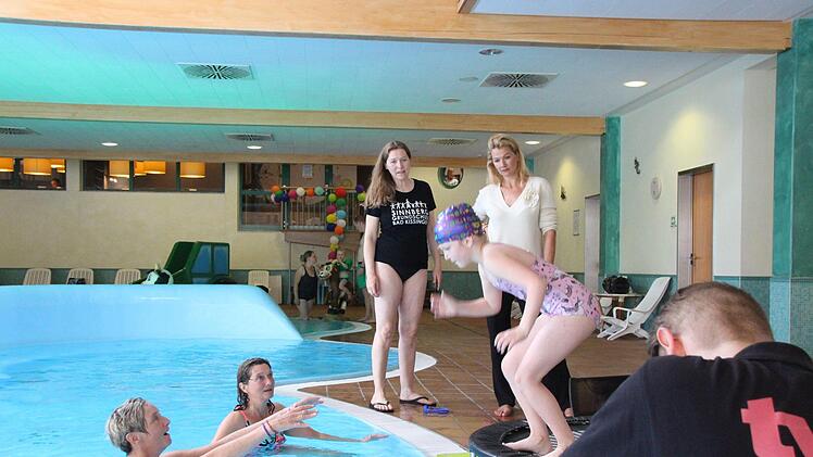 Schwimmaktion der Sinnberg Grundschule mit Franziska van Almsick im Hotel Sonnenhügel. Foto: Benedikt Borst