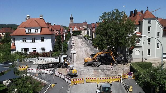 Seit einer Woche sind Bauarbeiter in der gesperrten Luitpoldstra&szlig;e am Werk. Foto: Ronald Heck