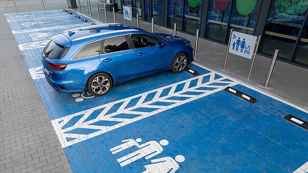 Familienparkplatz, Mutter-Kind-Parkplatz, Parkplatz, Einkaufen