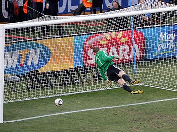 Jeder hat's gesehen - nur der Schiedsrichter nicht: Beim Achtelfinalspiel der WM 2010 Deutschland gegen England war Manuel Neuer nach dem Schuss von Frank Lampard geschlagen. Der Ball sprang von der Latte hinter die Torlinie. Dennoch zählte das Tor nicht.  Foto: Jon Hrusa/dpa (Archiv)