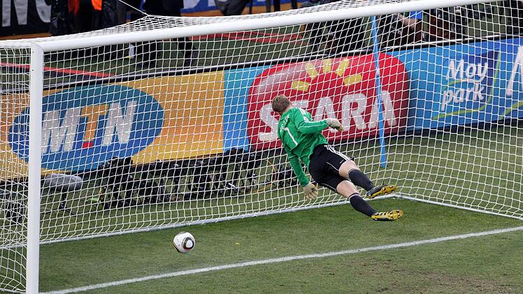 Jeder hat's gesehen - nur der Schiedsrichter nicht: Beim Achtelfinalspiel der WM 2010 Deutschland gegen England war Manuel Neuer nach dem Schuss von Frank Lampard geschlagen. Der Ball sprang von der Latte hinter die Torlinie. Dennoch zählte das Tor nicht.  Foto: Jon Hrusa/dpa (Archiv)
