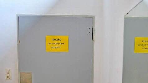 Die Duschen in den Sporthallen des DG sind bis auf weiteres gesperrt.