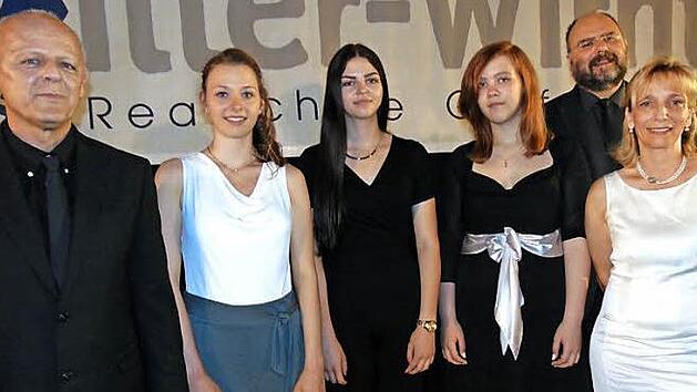 Bei der Abschlussfeier in der Realschule Gräfenberg (v. l.): Konrektor Klaus Vogler, Lena Bogner, Luisa Neuner, Sabine Rascher, 2. Konrektor Jürgen Kemeth und Schulleiterin Gertrud Eismann. Foto: Petra Malbrich