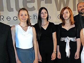 Bei der Abschlussfeier in der Realschule Gräfenberg (v. l.): Konrektor Klaus Vogler, Lena Bogner, Luisa Neuner, Sabine Rascher, 2. Konrektor Jürgen Kemeth und Schulleiterin Gertrud Eismann. Foto: Petra Malbrich