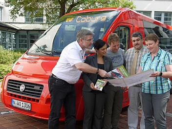 Gewinnspiel, Flyer, Landkarten, Fahrpläne - mit einer Werbeoffensive begleiten der Landkreis Coburg und der OVF am Donnerstag ihr neues Nahverkehrsangebot. Michael Busch, Esther Heckmann, Frank Schäfer, Thomas Goller und Martina Nehring (von links) sind zufrieden mit den Unterlagen, die ab sofort in allen Rathäusern und dem Stadtbus-Büro am Coburger Theaterplatz ausliegen. Foto: Berthold Köhler