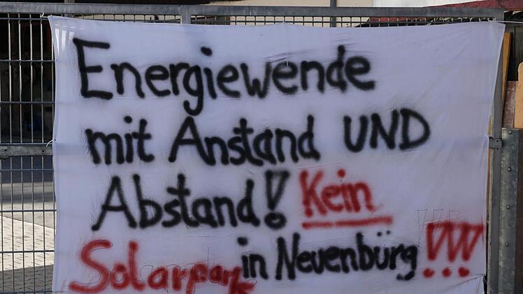 Die Gegner des Solarparks in der vorgesehenen Größe machten ihrem Unmut schon am Eingang zum Schützenhaus Luft.      Foto: Richard Sänger