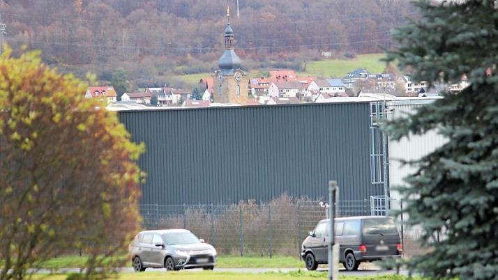 Die Sicht auf Eberns Innenstadt ist von der Siedlung Altenberg aus durch das Lager versperrt.