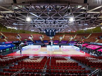 Blick in den Audi-Dome, dessen Zuschauertribünen bei den Spielen des Finalturniers leer bleiben Foto: Sven Hoppe/dpa