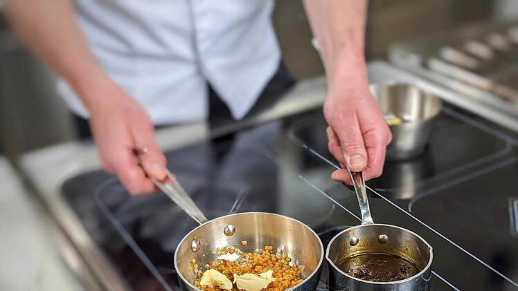 Die Linsen werden in Butter, den Gemüsewürfeln und Linsengewürz eingekocht.